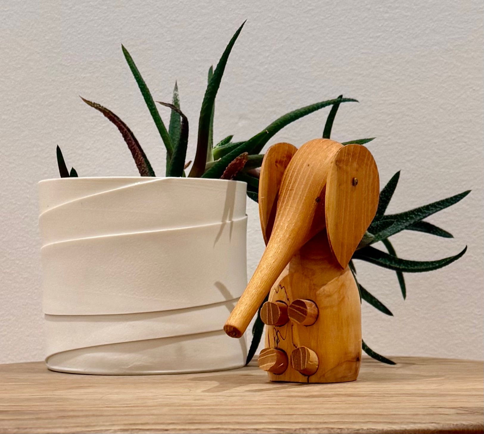 וינטג׳ ורטרו בדנמרק — פסלון פיל מעץ (חיקוי). Decor, יד שניה מקופנהגן | דייניש | Field Notes & Finds
