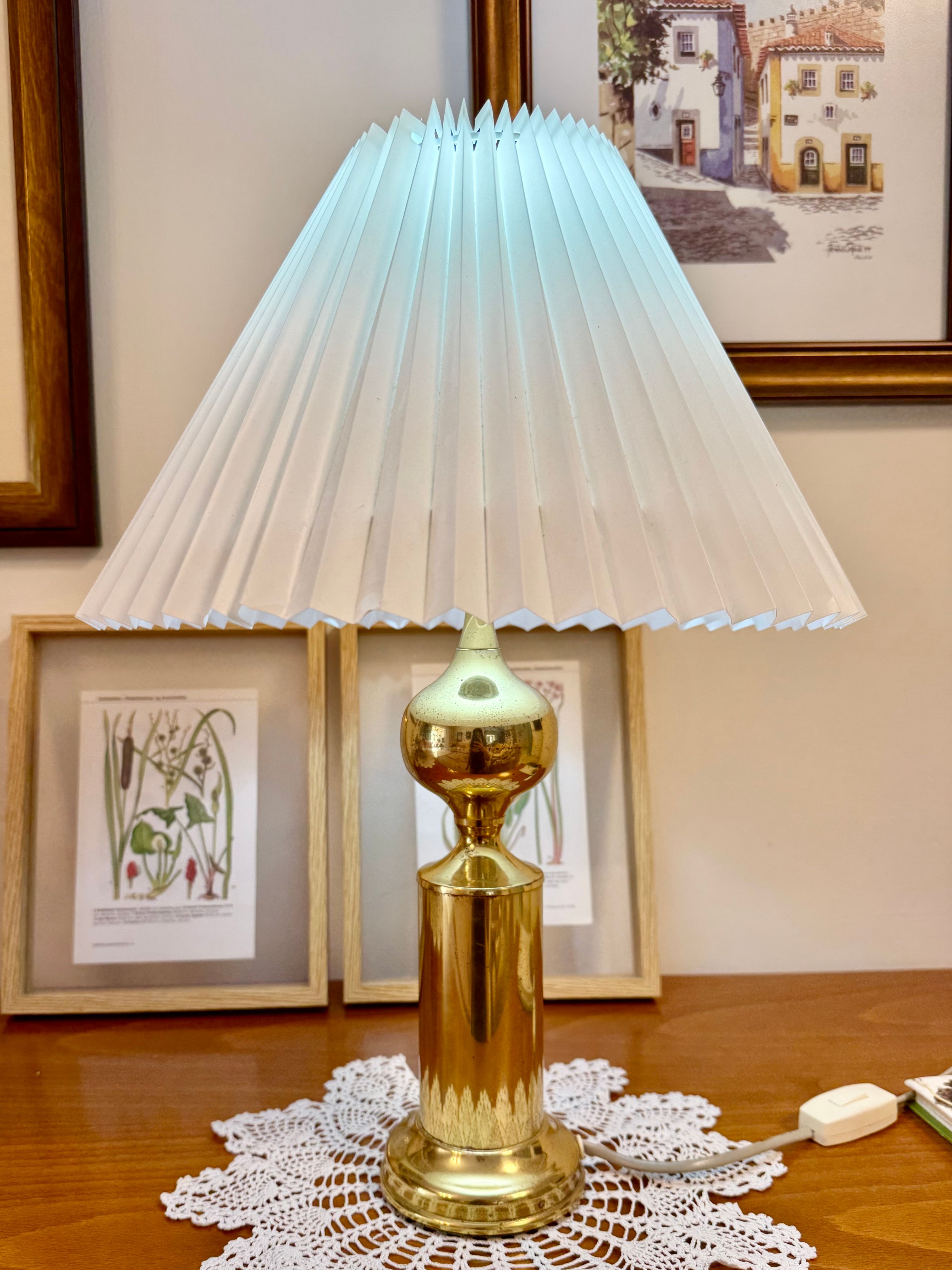 וינטג׳ ורטרו בדנמרק — מנורת שולחן Hollywood Regency מפליז עם אבזם מקופל - שנות ה-60. Lighting, יד שניה מקופנהגן | דייניש | Field Notes & Finds