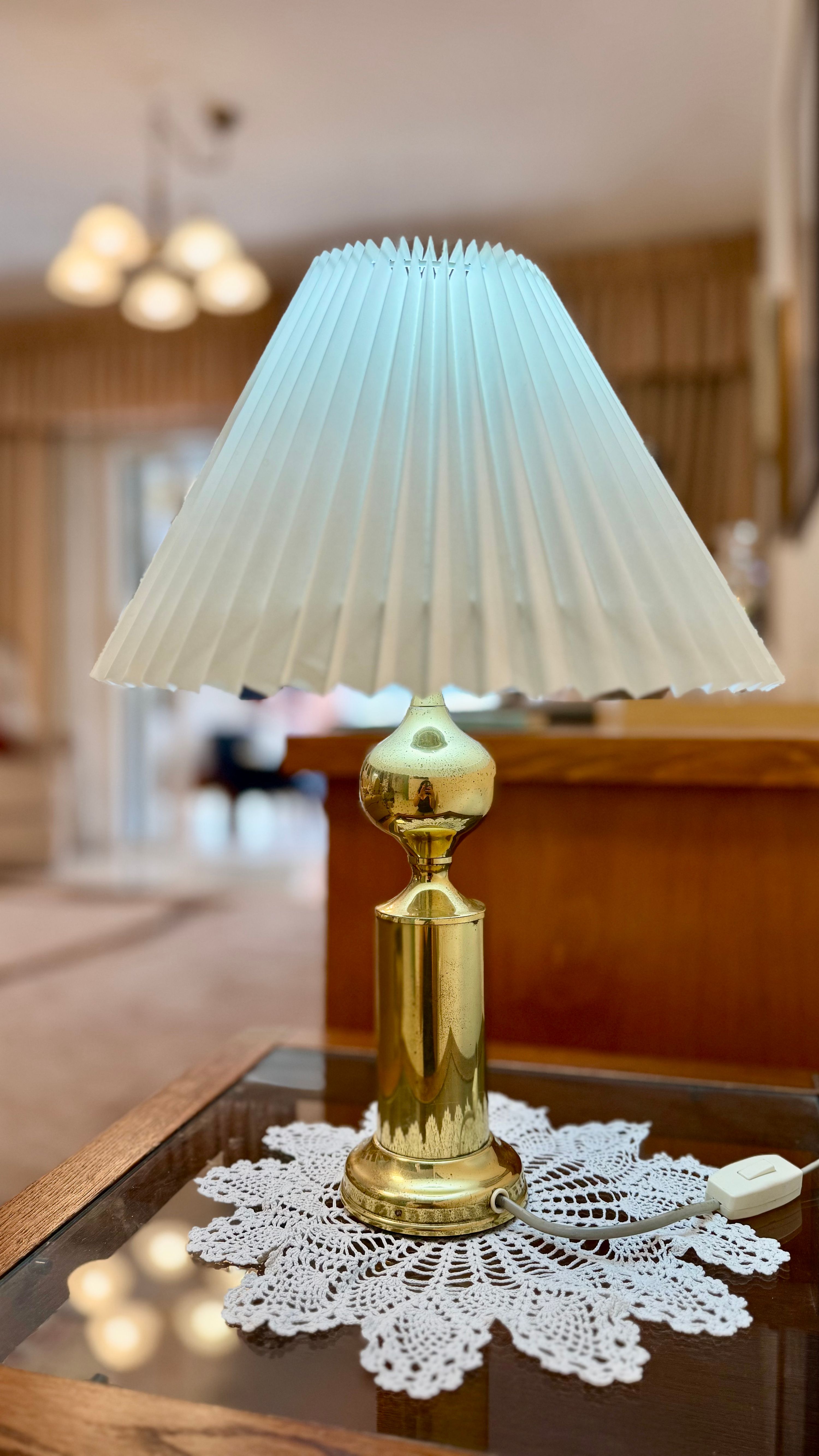 וינטג׳ ורטרו בדנמרק — מנורת שולחן Hollywood Regency מפליז עם אבזם מקופל - שנות ה-60. Lighting, יד שניה מקופנהגן | דייניש | Field Notes & Finds