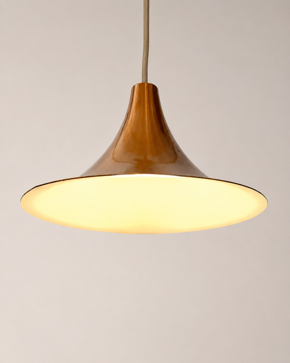 וינטג׳ ורטרו בדנמרק — מנורת תלייה 'Golden Pink' מאת Strini Belysning. Lighting, יד שניה מקופנהגן | דייניש | Field Notes & Finds